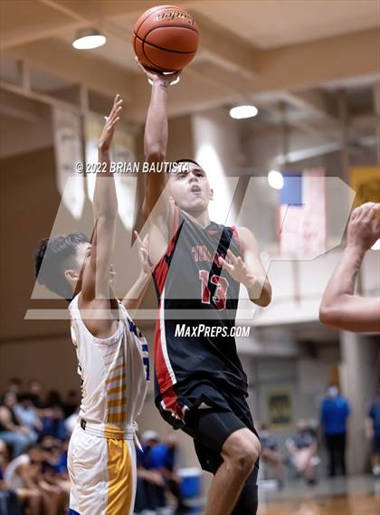 Thumbnail 3 in 'Iolani vs Hilo (HHSAA D1 Quarterfinal Playoff) photogallery.