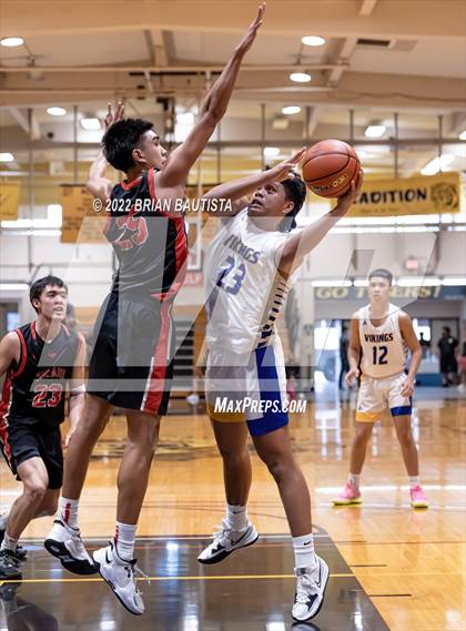 Thumbnail 2 in 'Iolani vs Hilo (HHSAA D1 Quarterfinal Playoff) photogallery.