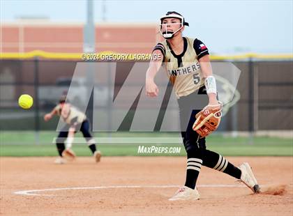 Thumbnail 2 in Keller Central vs Fossil Ridge photogallery.