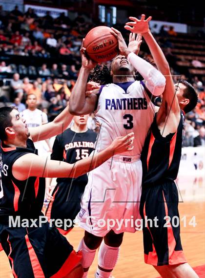 Thumbnail 2 in Coalinga vs Washington Union (CIF CS D4 Final) photogallery.