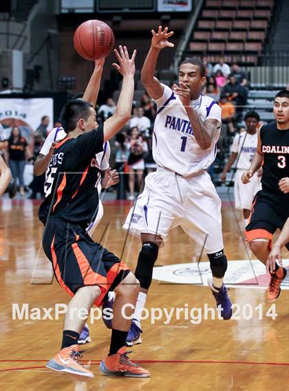 Thumbnail 1 in Coalinga vs Washington Union (CIF CS D4 Final) photogallery.