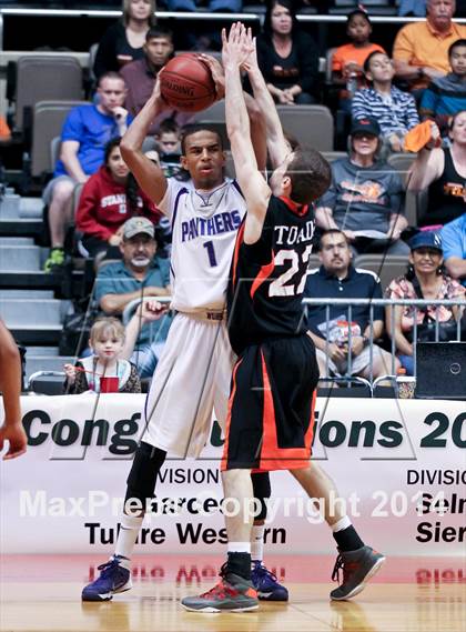 Thumbnail 1 in Coalinga vs Washington Union (CIF CS D4 Final) photogallery.