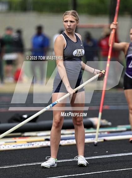 Thumbnail 1 in NCHSAA 4A West Regional (Pole Vault) photogallery.