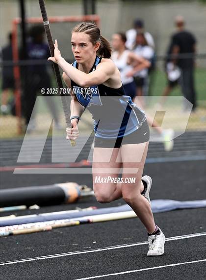 Thumbnail 1 in NCHSAA 4A West Regional (Pole Vault) photogallery.