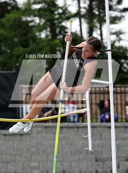 Thumbnail 1 in NCHSAA 4A West Regional (Pole Vault) photogallery.