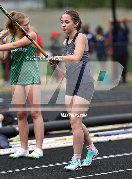 Thumbnail 2 in NCHSAA 4A West Regional (Pole Vault) photogallery.