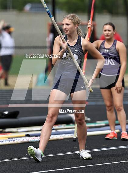 Thumbnail 2 in NCHSAA 4A West Regional (Pole Vault) photogallery.