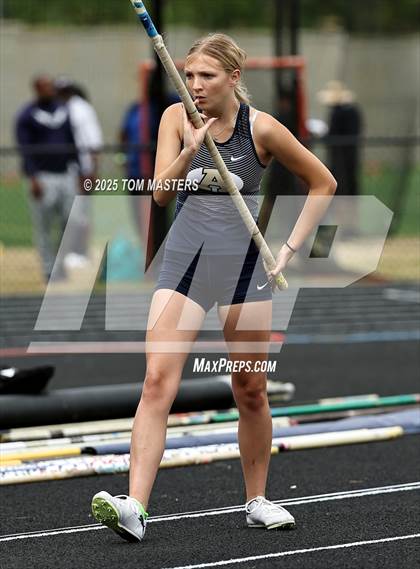 Thumbnail 2 in NCHSAA 4A West Regional (Pole Vault) photogallery.