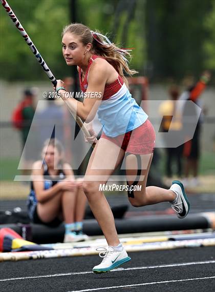Thumbnail 1 in NCHSAA 4A West Regional (Pole Vault) photogallery.