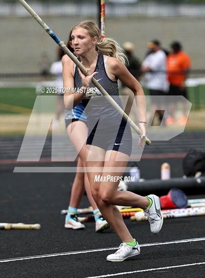 Thumbnail 3 in NCHSAA 4A West Regional (Pole Vault) photogallery.