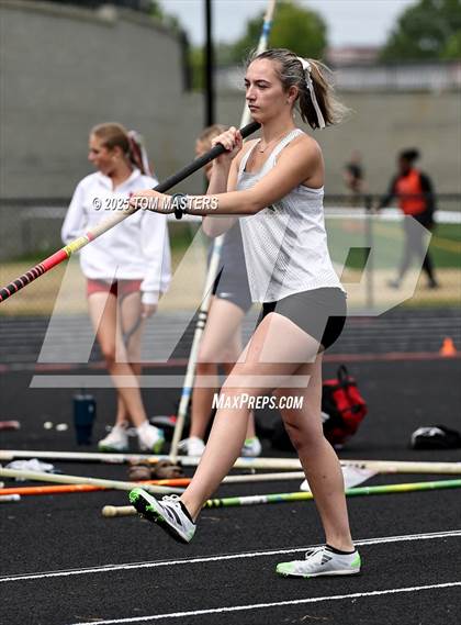 Thumbnail 1 in NCHSAA 4A West Regional (Pole Vault) photogallery.