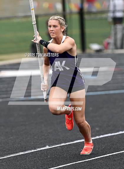 Thumbnail 1 in NCHSAA 4A West Regional (Pole Vault) photogallery.