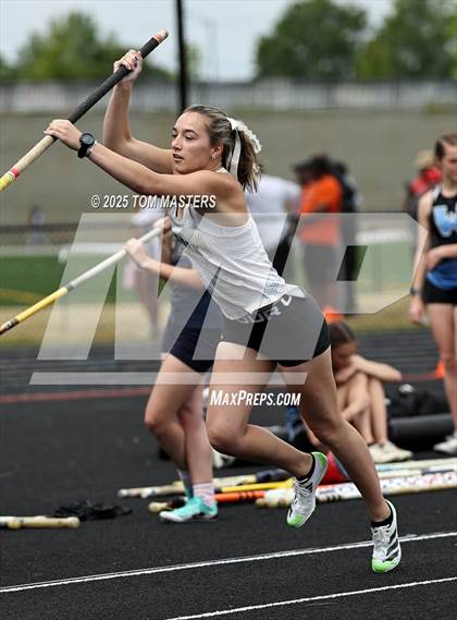 Thumbnail 3 in NCHSAA 4A West Regional (Pole Vault) photogallery.