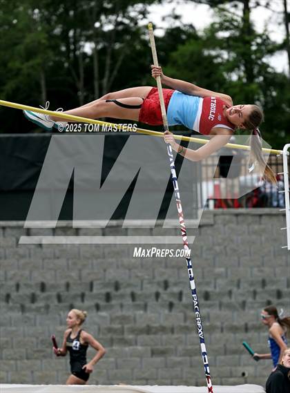 Thumbnail 3 in NCHSAA 4A West Regional (Pole Vault) photogallery.