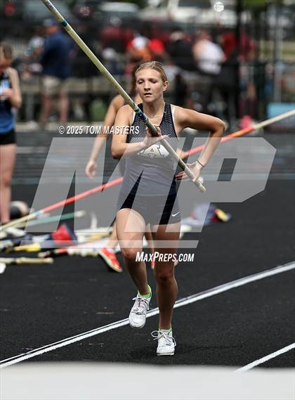 Thumbnail 1 in NCHSAA 4A West Regional (Pole Vault) photogallery.