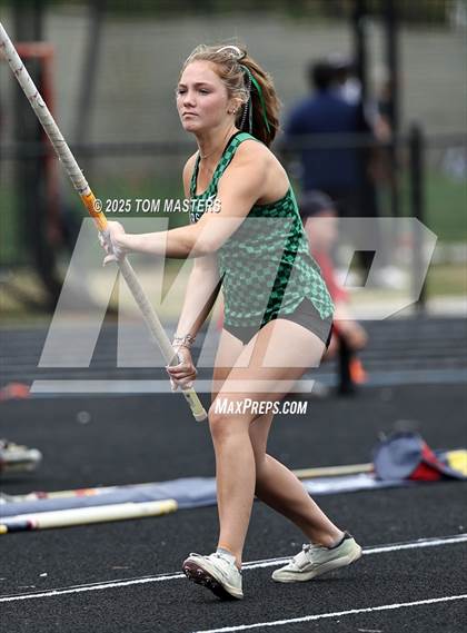 Thumbnail 1 in NCHSAA 4A West Regional (Pole Vault) photogallery.