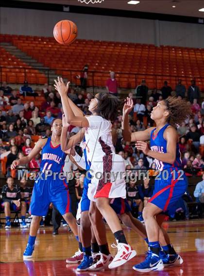 Thumbnail 2 in MacArthur vs. Duncanville (5A Region 1 Final) photogallery.