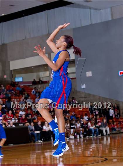 Thumbnail 1 in MacArthur vs. Duncanville (5A Region 1 Final) photogallery.