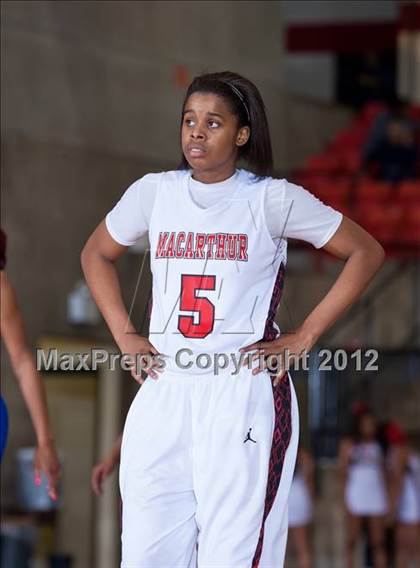 Thumbnail 2 in MacArthur vs. Duncanville (5A Region 1 Final) photogallery.
