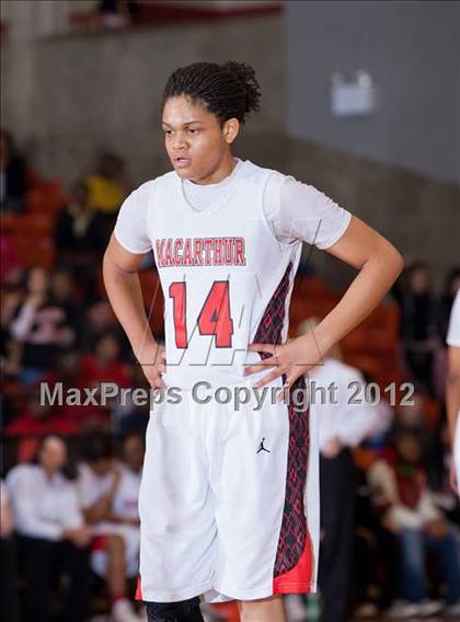 Thumbnail 1 in MacArthur vs. Duncanville (5A Region 1 Final) photogallery.