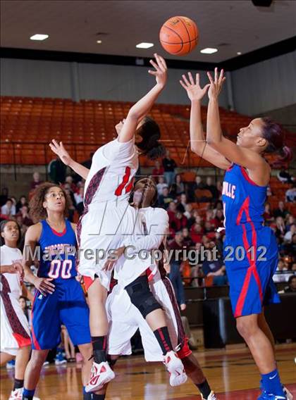 Thumbnail 2 in MacArthur vs. Duncanville (5A Region 1 Final) photogallery.