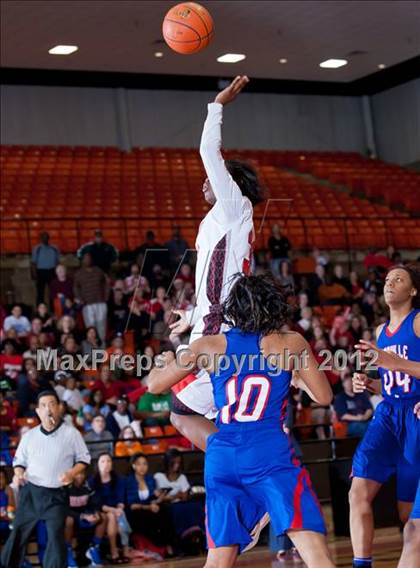Thumbnail 1 in MacArthur vs. Duncanville (5A Region 1 Final) photogallery.
