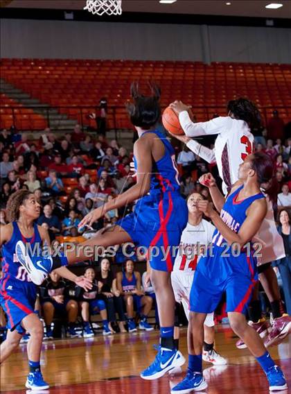 Thumbnail 2 in MacArthur vs. Duncanville (5A Region 1 Final) photogallery.