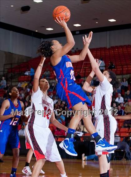 Thumbnail 1 in MacArthur vs. Duncanville (5A Region 1 Final) photogallery.
