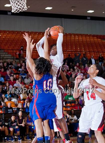 Thumbnail 2 in MacArthur vs. Duncanville (5A Region 1 Final) photogallery.