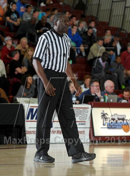 Thumbnail 3 in Long Beach Poly vs. Westchester (MaxPreps Holiday Classic) photogallery.