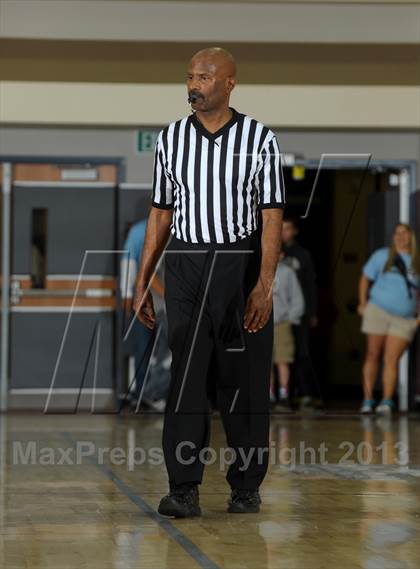 Thumbnail 2 in Long Beach Poly vs. Westchester (MaxPreps Holiday Classic) photogallery.