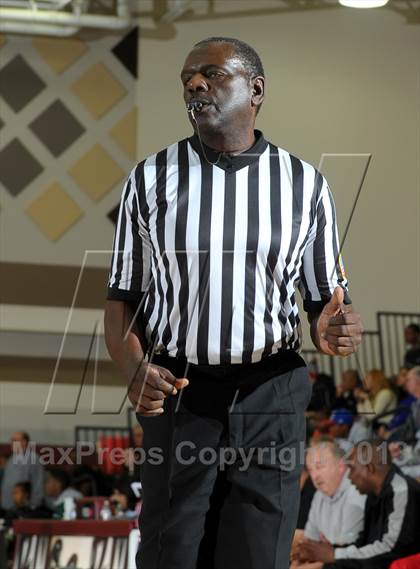 Thumbnail 2 in Long Beach Poly vs. Westchester (MaxPreps Holiday Classic) photogallery.