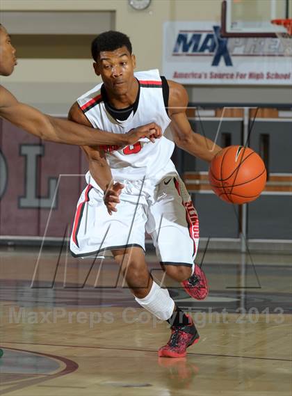 Thumbnail 2 in Long Beach Poly vs. Westchester (MaxPreps Holiday Classic) photogallery.