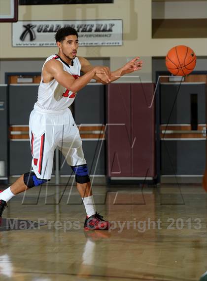 Thumbnail 2 in Long Beach Poly vs. Westchester (MaxPreps Holiday Classic) photogallery.
