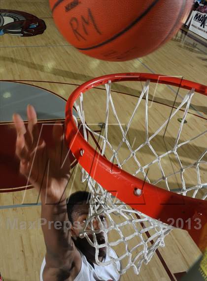 Thumbnail 1 in Long Beach Poly vs. Westchester (MaxPreps Holiday Classic) photogallery.