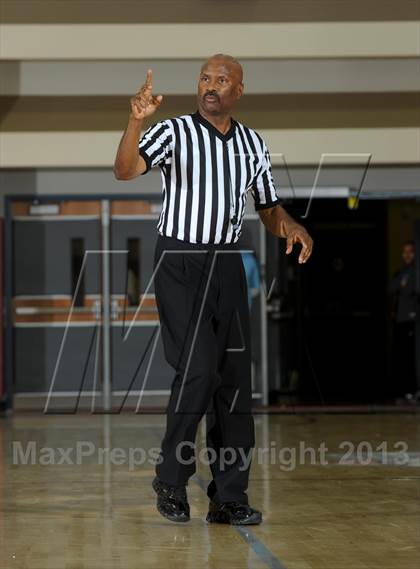 Thumbnail 3 in Long Beach Poly vs. Westchester (MaxPreps Holiday Classic) photogallery.