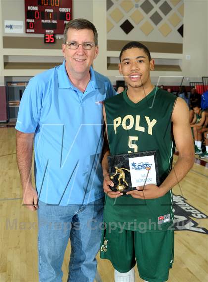 Thumbnail 2 in Long Beach Poly vs. Westchester (MaxPreps Holiday Classic) photogallery.