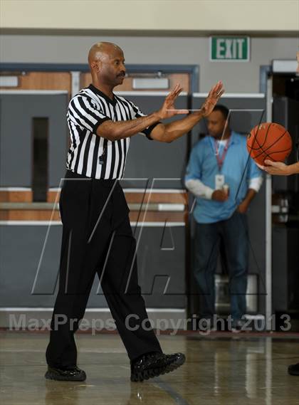 Thumbnail 3 in Long Beach Poly vs. Westchester (MaxPreps Holiday Classic) photogallery.