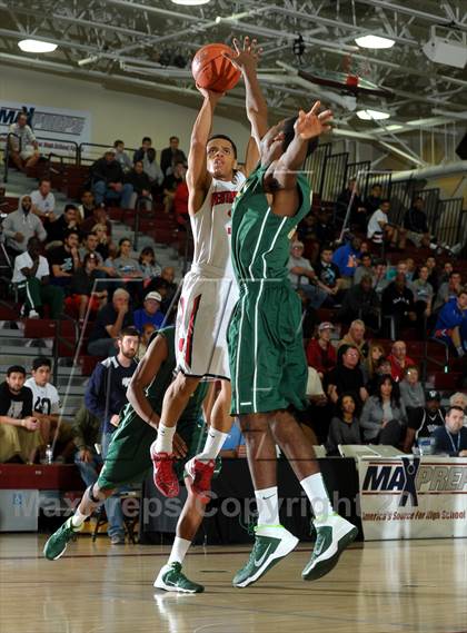 Thumbnail 3 in Long Beach Poly vs. Westchester (MaxPreps Holiday Classic) photogallery.