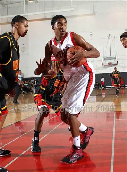 Thumbnail 1 in Dominguez vs. Etiwanda (Pangos Dream Classic) photogallery.