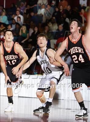 Thumbnail 3 in South Hadley vs Longmeadow (Spalding Hoophall Classic) photogallery.