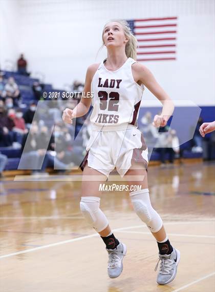 Thumbnail 3 in Circleville vs Vinton County (OHSAA D2 District Final) photogallery.