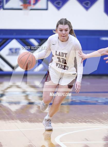 Thumbnail 2 in Circleville vs Vinton County (OHSAA D2 District Final) photogallery.