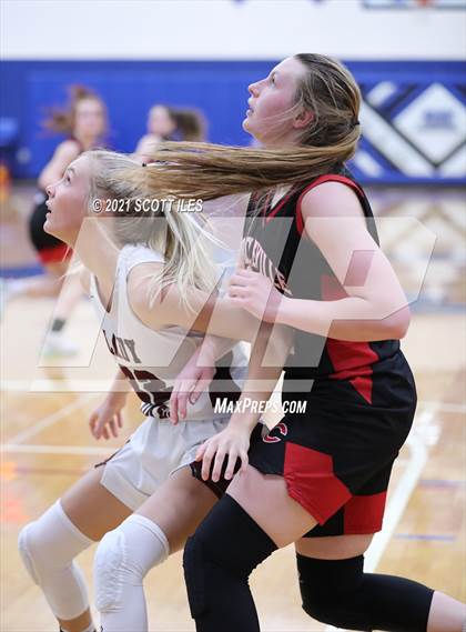 Thumbnail 2 in Circleville vs Vinton County (OHSAA D2 District Final) photogallery.