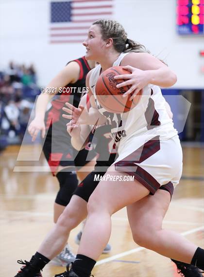 Thumbnail 1 in Circleville vs Vinton County (OHSAA D2 District Final) photogallery.
