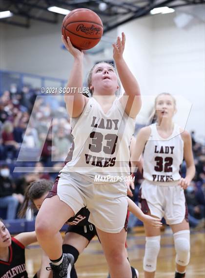 Thumbnail 3 in Circleville vs Vinton County (OHSAA D2 District Final) photogallery.