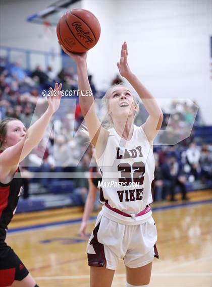 Thumbnail 2 in Circleville vs Vinton County (OHSAA D2 District Final) photogallery.
