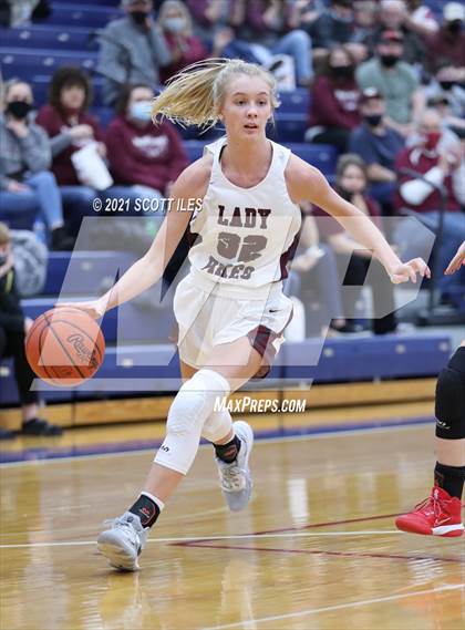Thumbnail 3 in Circleville vs Vinton County (OHSAA D2 District Final) photogallery.