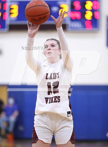Thumbnail 2 in Circleville vs Vinton County (OHSAA D2 District Final) photogallery.