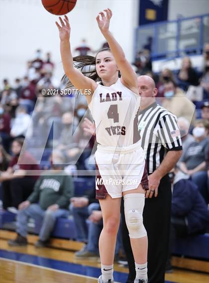 Thumbnail 2 in Circleville vs Vinton County (OHSAA D2 District Final) photogallery.